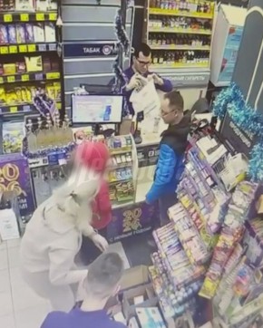Мужчина ударил ребенка в продуктовом магазине в Подмосковье — неадекват грозится уволить сотрудников за претензии