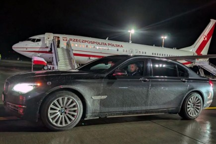 Эстетика латвийского гостеприимства: президенту Польши Навроцкому подали грязную машину во время недавнего госвизита