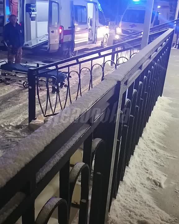 Полиция приехала к школе в Питере — дети говорят, что ученик напал с ножом на учительницу