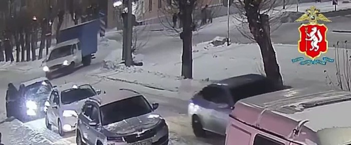 Уверенно выкатила их прямо под колеса: в Краснотурьинске водитель иномарки сбил двоих детей, которых мать везла на снегокате по пешеходному переходу