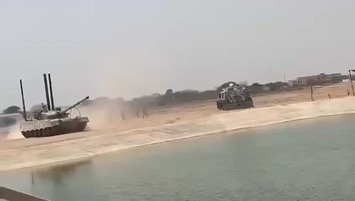 Пакистанский танк Al-Khalid-1 преодолевает водное препятствие при помощи оборудования для подводного вождения