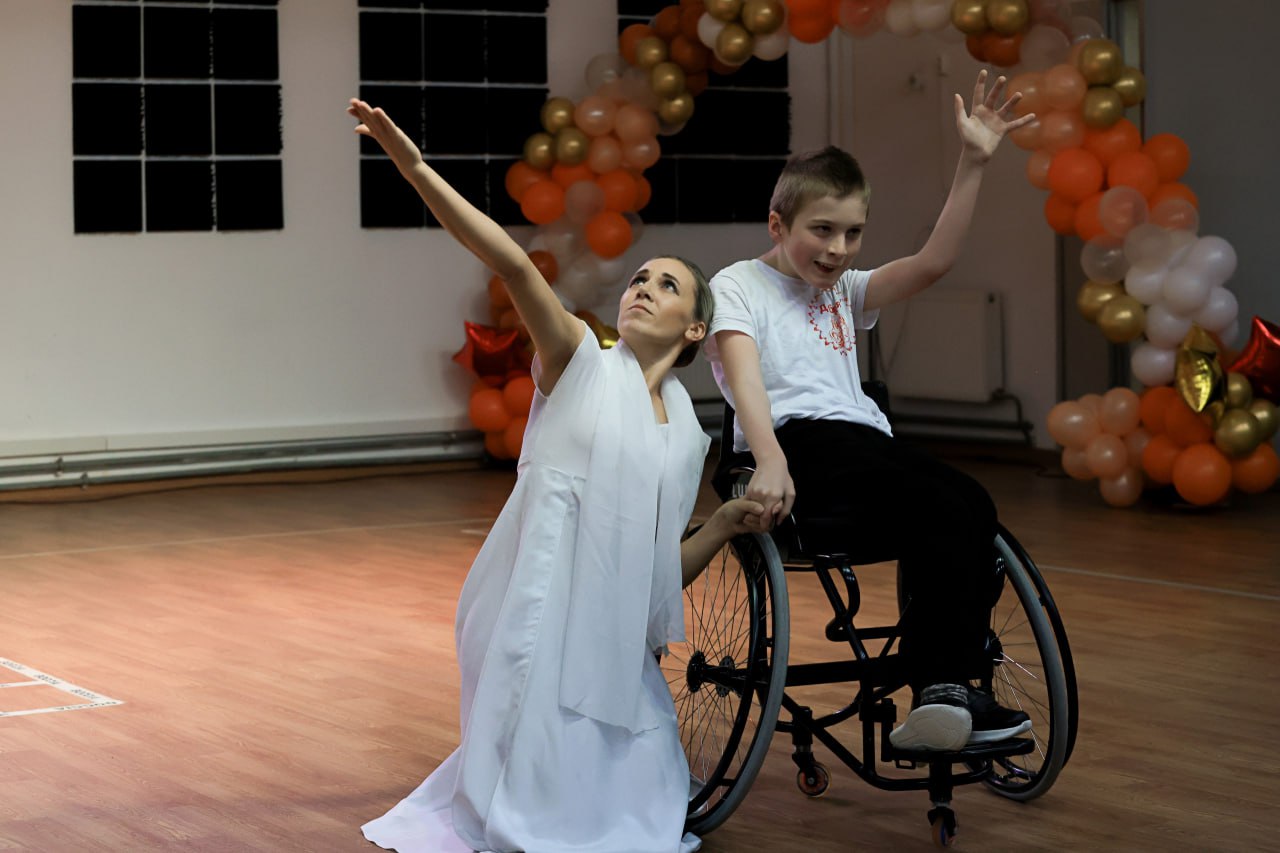 В Пскове впервые прошёл фестиваль-турнир по адаптивной художественной гимнастике и танцам на колясках «Неограниченные возможности – новые горизонты» В Пскове впервые прошёл фестиваль-турнир по адаптивной художественной гимнастике и танцам на колясках «Неограниченные возможности – новые горизонты»