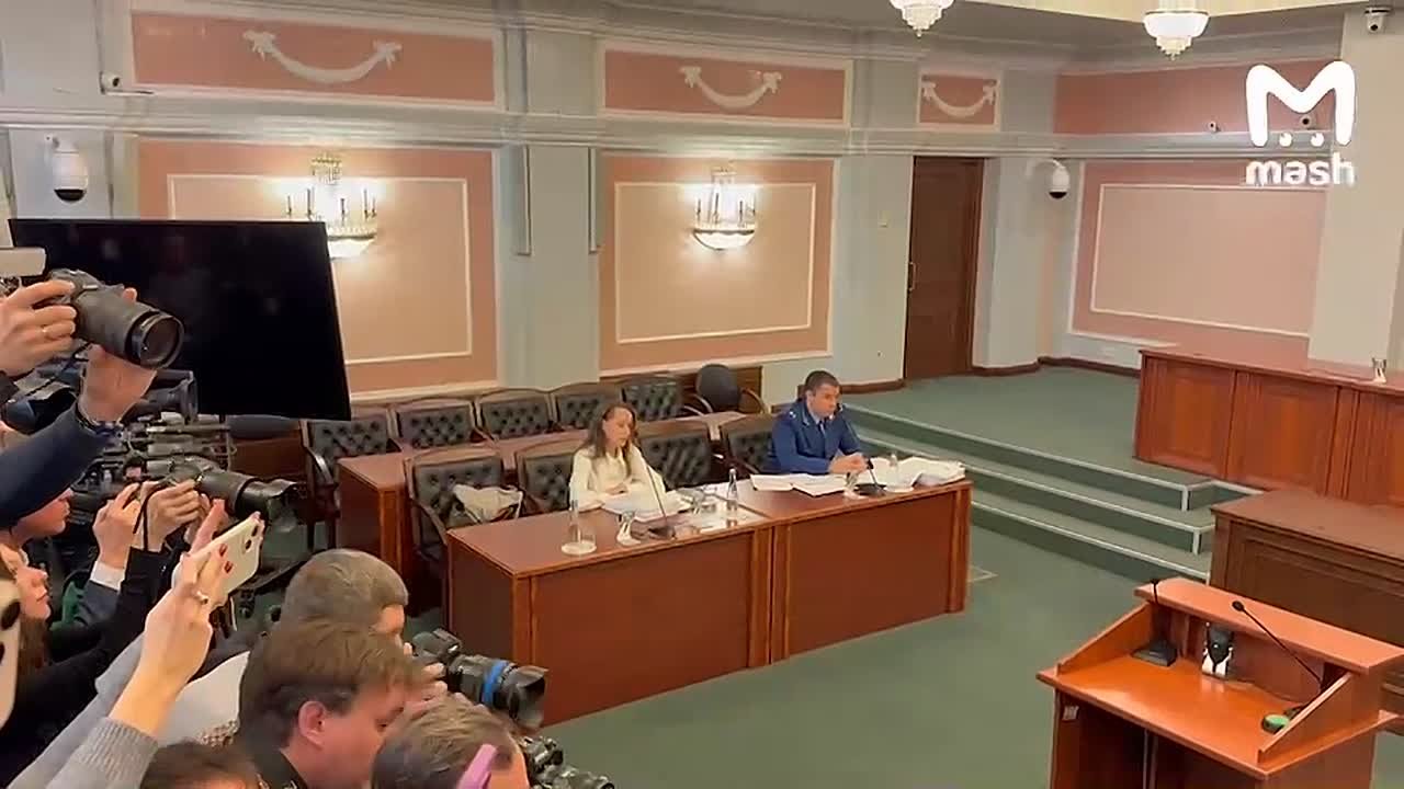 Первое появление Полины Лурье на публике — жертва "схемы Долиной" пришла на заседание в капюшоне и маске