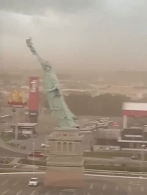 В Бразилии рухнула 30метровая копия Статуи Свободы и разбилась об асфальт