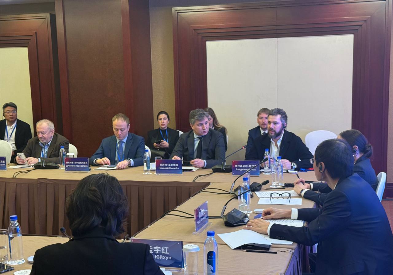 Россия и Китай обсуждают борьбу с фейками в интернете на форуме в Пекине