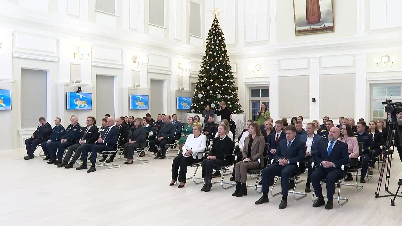 Михаил Ведерников: Государственные и региональные награды вручил тем, кто защищает нашу безопасность на передовой и в тылу, кто укрепляет страну изнутри, обеспечивая законность и порядок