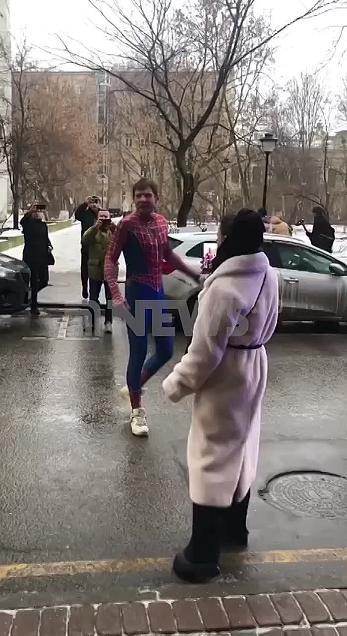 Лариса Долина не пришла в суд, где рассматривается дело о ее квартире