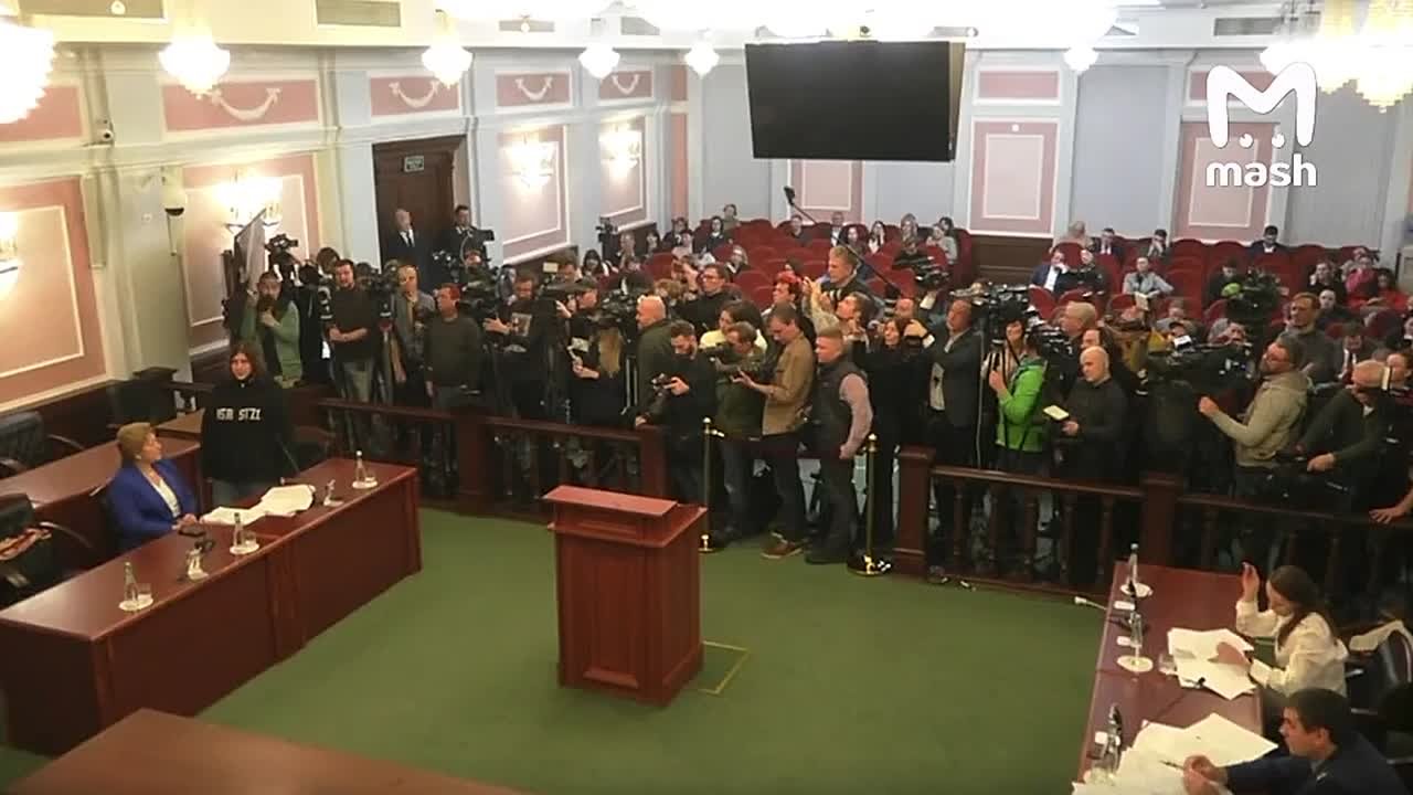 35-летняя Лурье заявила, что продолжает жить в квартире бывшего мужа с двумя детьми — говорит, очень некомфортно