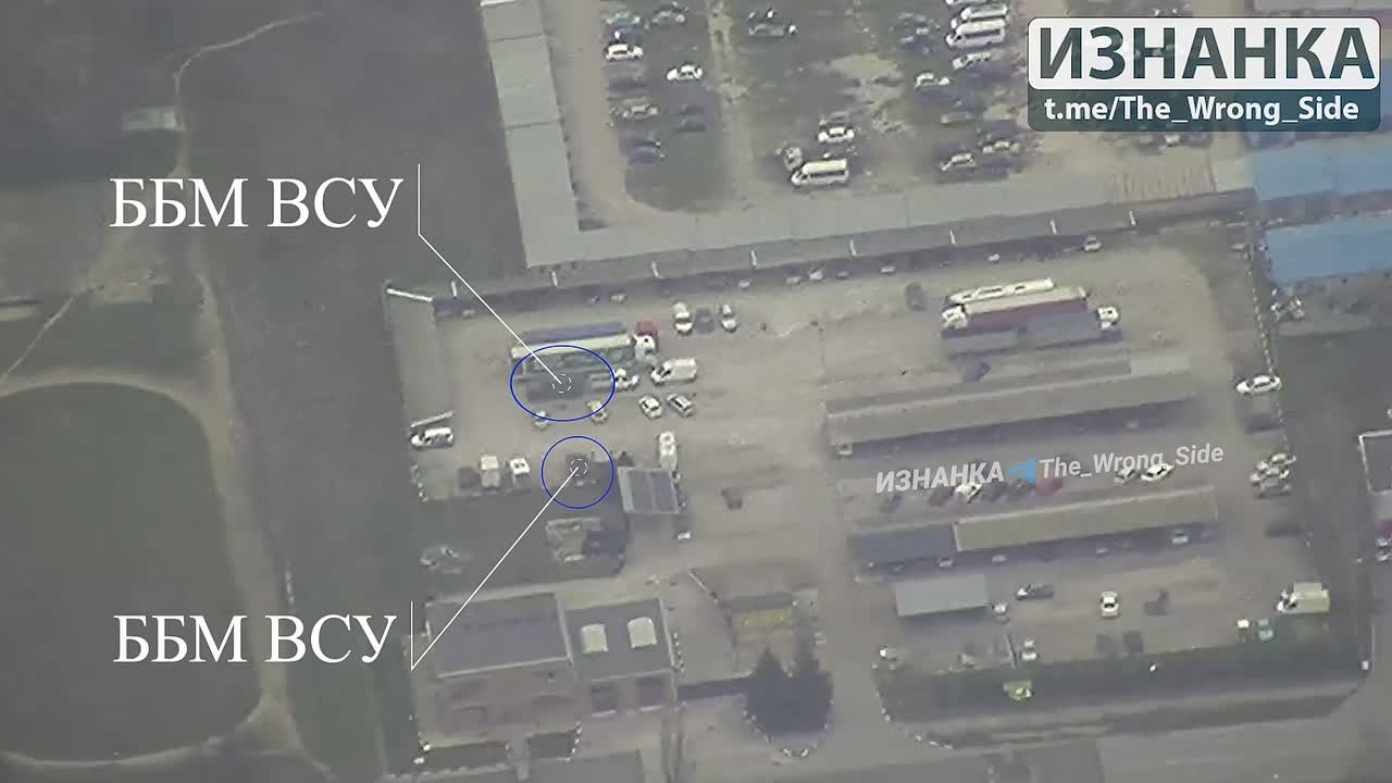 О методах ВСУ (часть 2). На кадрах уничтожение двух ББМ ВСУ в районе г. Запорожье. Как и в случае с ж/д составами в Арцизе (на этом видео), ВСУ прячут военную технику среди гражданской, на парковке