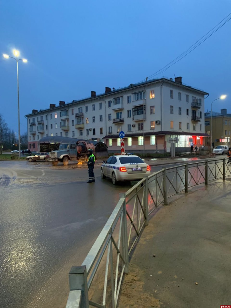 Движение транспорта приостановлено в районе подземного перехода в Великих Луках