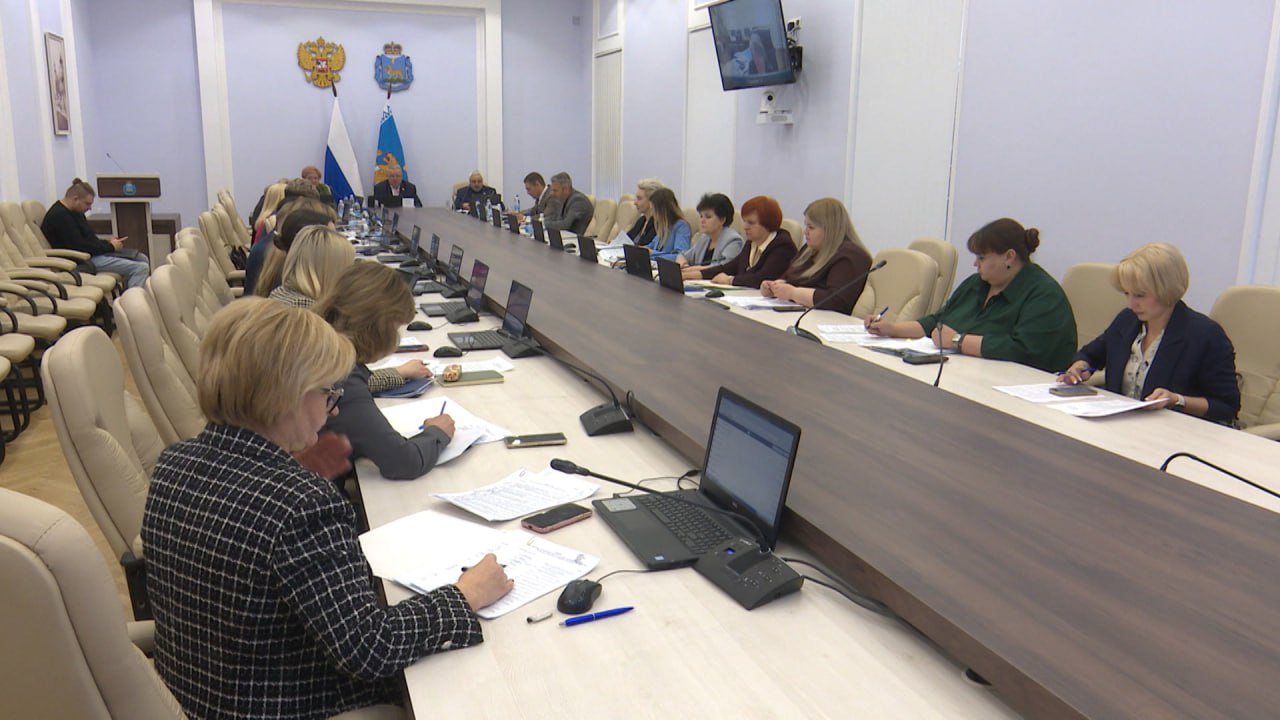 Проект областного бюджета на следующий год обсудили сегодня на заседании Комитета по труду и социальной политике под председательством вице-спикера областного Собрания Игоря Дитриха Проект областного бюджета на следующий год обсудили сегодня на заседании Комитета по труду и социальной политике под председательством вице-спикера областного Собрания Игоря Дитриха