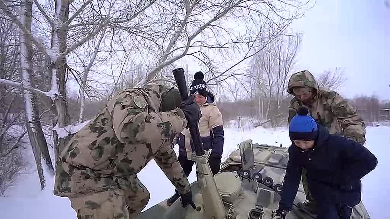 Народный фронт исполнил мечту детей героев СВО покататься на БТР