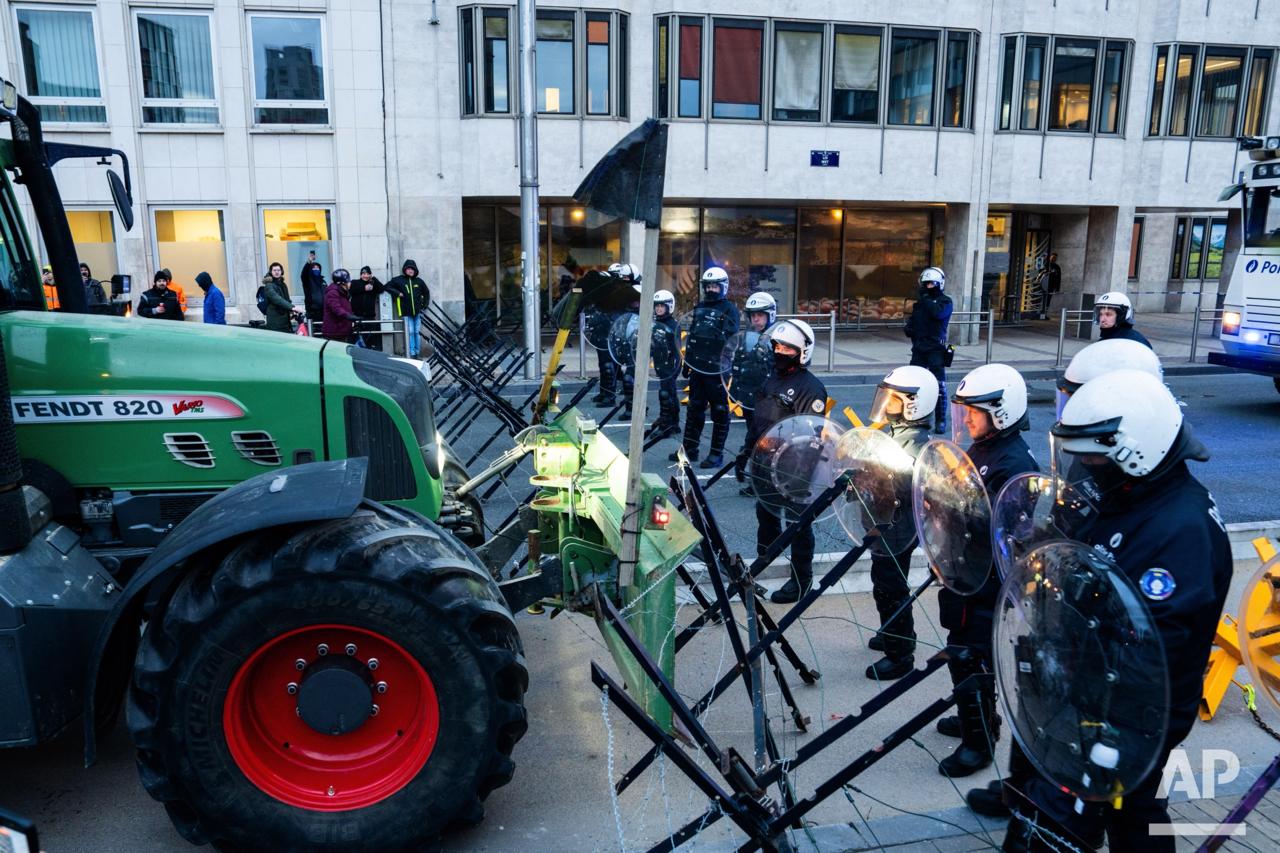 В Брюсселе акция протеста фермеров у здания Европарламента переросла в беспорядки В Брюсселе акция протеста фермеров у здания Европарламента переросла в беспорядки