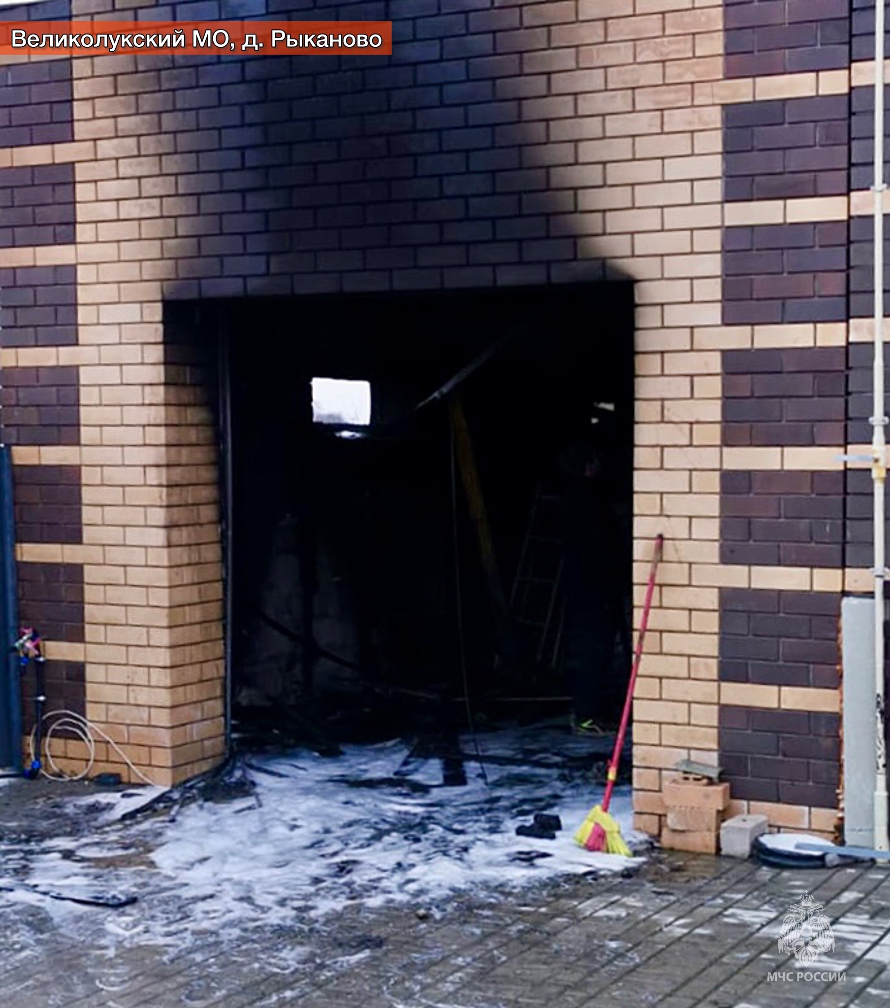 #ОперативноЗаСутки. За минувшие сутки пожарно-спасательные подразделения Псковской области ликвидировали возгорание гараже на улице Широкая в деревне Рыканово Великолукского муниципального округа