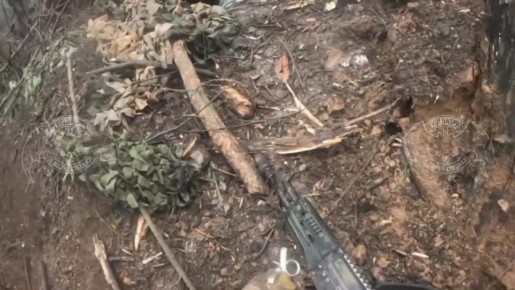 Разведчики по позывным «Сэм» и «Факел» осуществляют зачистку вражеских огневых точек