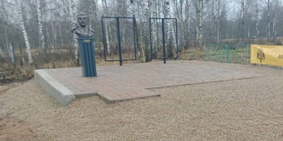 В Смоленске ко дню рождения Сталина открыли памятник (бюст на постаменте) вождю народов