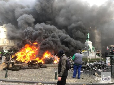 В Брюсселе акция протеста фермеров у здания Европарламента переросла в беспорядки