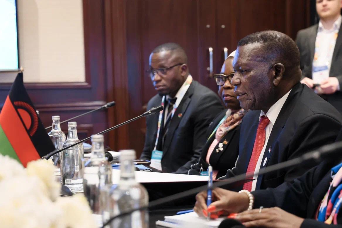 19 декабря в Каире «на полях» Второй министерской конференции Форума партнёрства Россия – Африка состоялась встреча С.В.Лаврова с Министром иностранных дел и международного сотрудничества Республики Малави Дж.Чапондой 19 декабря в Каире «на полях» Второй министерской конференции Форума партнёрства Россия – Африка состоялась встреча С.В.Лаврова с Министром иностранных дел и международного сотрудничества Республики Малави Дж.Чапондой