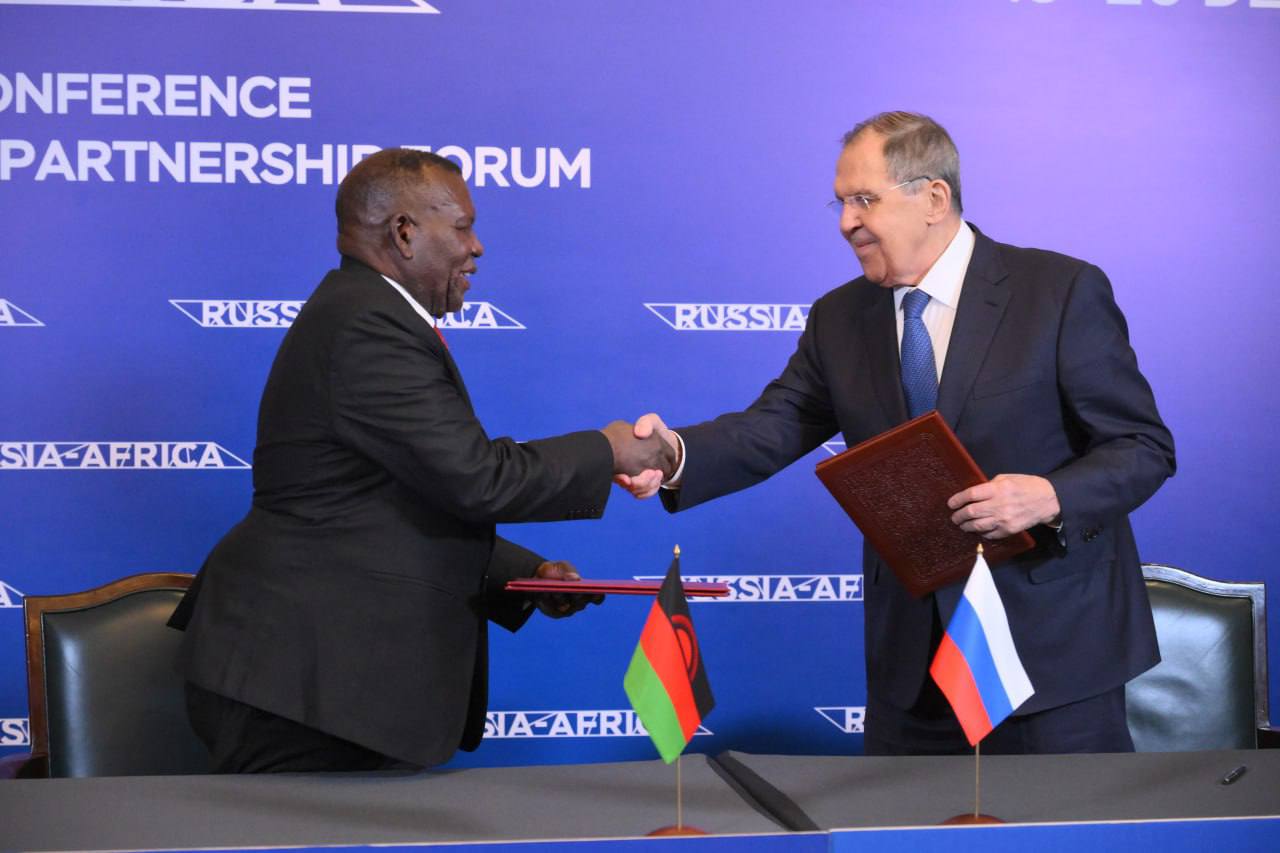 19 декабря в Каире «на полях» Второй министерской конференции Форума партнёрства Россия – Африка состоялась встреча С.В.Лаврова с Министром иностранных дел и международного сотрудничества Республики Малави Дж.Чапондой 19 декабря в Каире «на полях» Второй министерской конференции Форума партнёрства Россия – Африка состоялась встреча С.В.Лаврова с Министром иностранных дел и международного сотрудничества Республики Малави Дж.Чапондой