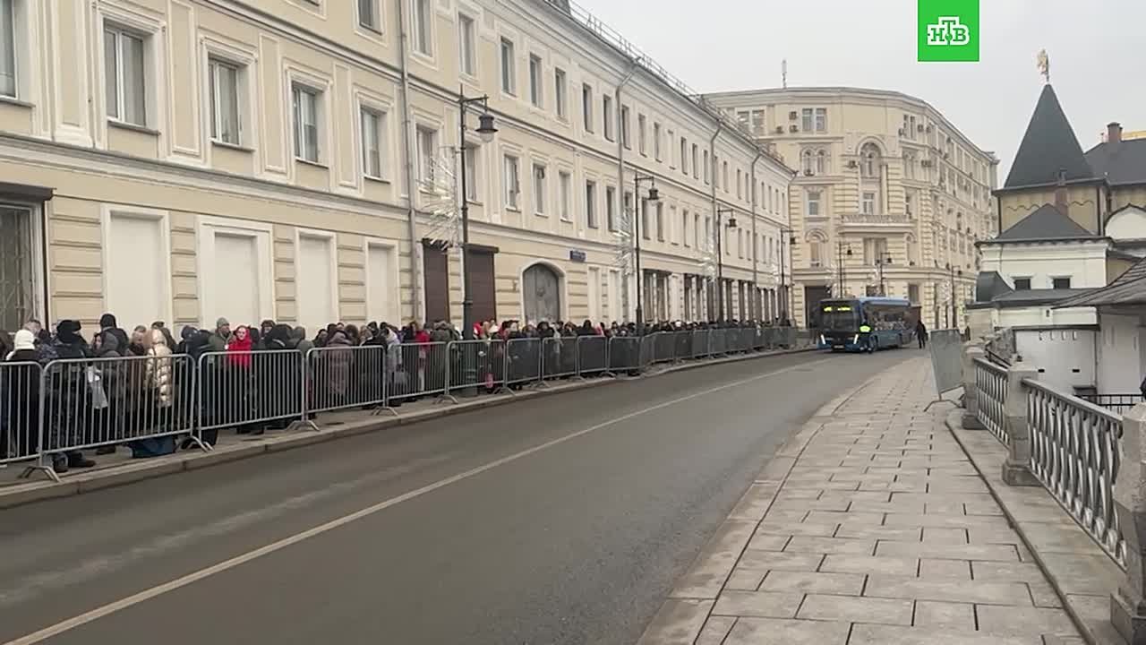 Большая часть гостей уже вошла в Гостиный двор, но очередь на вход все увеличивается