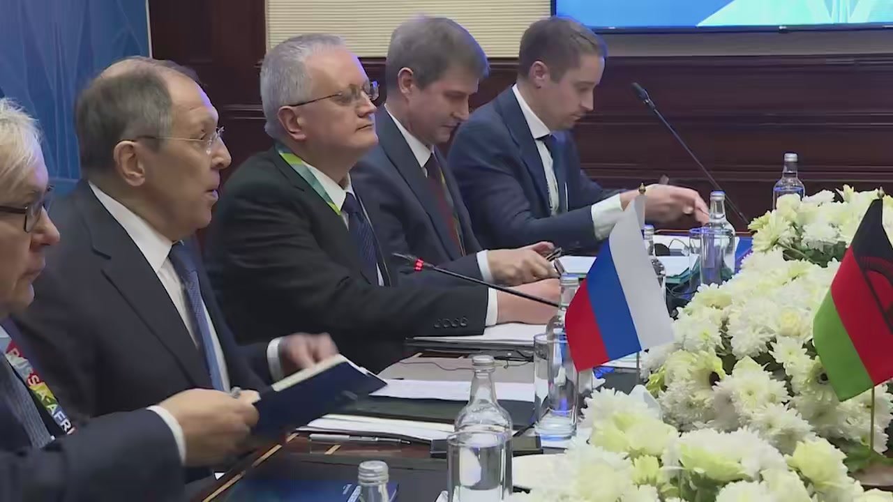 19 декабря в Каире «на полях» Второй министерской конференции Форума партнёрства Россия – Африка состоялась встреча С.В.Лаврова с Министром иностранных дел и международного сотрудничества Республики Малави Дж.Чапондой