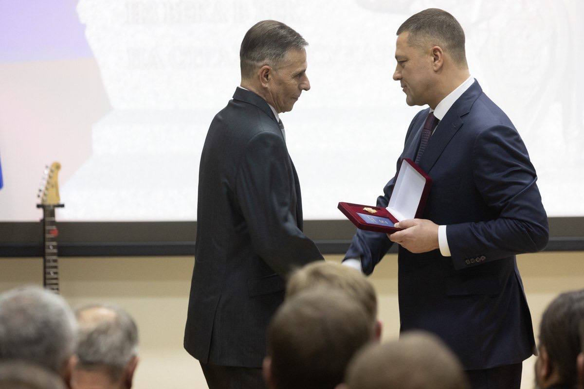 Михаил Ведерников: Поздравляю сотрудников и ветеранов Управления ФСБ России по Псковской области с профессиональным праздником! Михаил Ведерников: Поздравляю сотрудников и ветеранов Управления ФСБ России по Псковской области с профессиональным праздником!