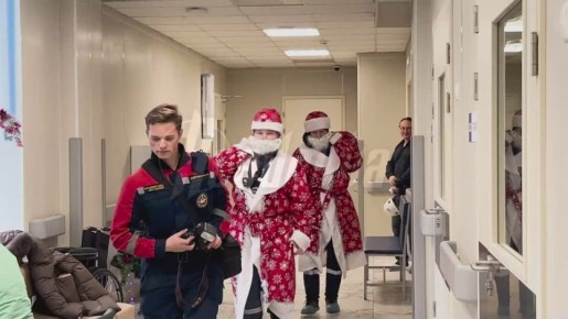 Отряд Дедов Морозов и Снегурочек высадился в мариупольской больнице, чтобы поздравить ее гостей с наступающим Новым годом