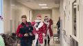 Отряд Дедов Морозов и Снегурочек высадился в мариупольской больнице, чтобы поздравить ее гостей с наступающим Новым годом