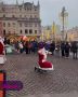Новогодний десант из Дедов Морозов высадился в центре Москвы