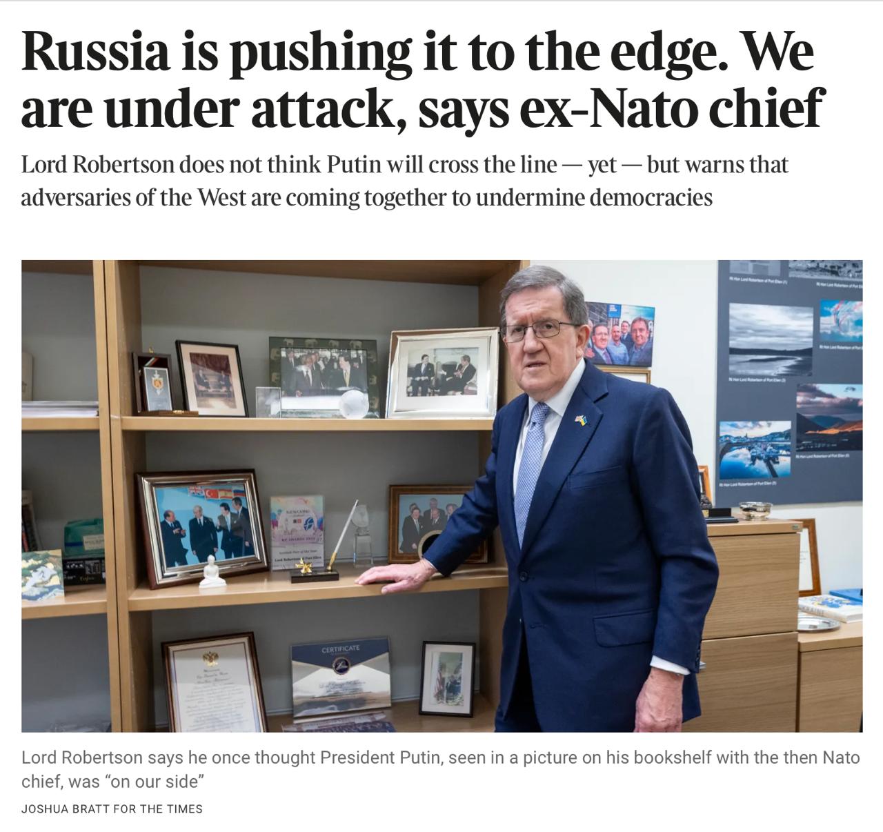 Владимир Корнилов: Антироссийская паранойя крепчает! Бывший генсек НАТО лорд Робертсон говорит, что носит на брелоке и держит в каждой комнате по фонарику на случай войны с этими коварными русскими! А еще у него под рукой...