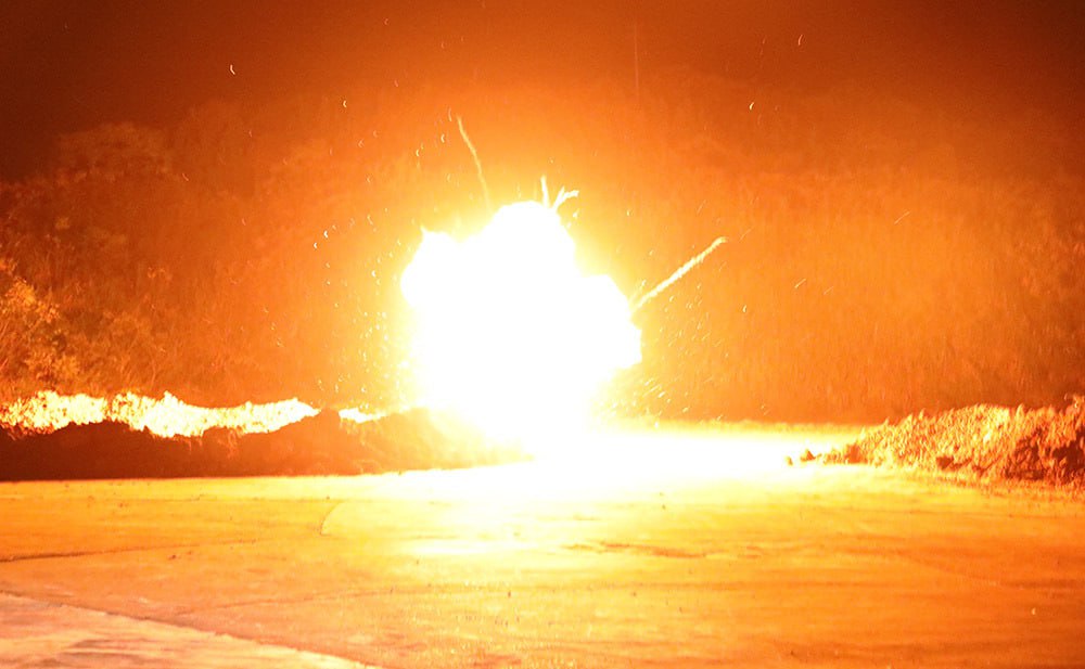 Восточное командование военно-воздушных сил НОАК на одном из аэродромов провело очередные учения по восстановлению в сжатые сроки «разрушенной» взлетно-посадочной полосы в результате бомбардировки условным противником и...