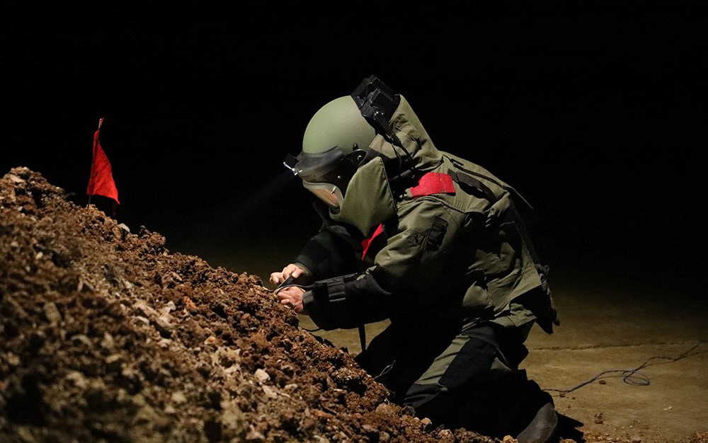 Восточное командование военно-воздушных сил НОАК на одном из аэродромов провело очередные учения по восстановлению в сжатые сроки «разрушенной» взлетно-посадочной полосы в результате бомбардировки условным противником и... Восточное командование военно-воздушных сил НОАК на одном из аэродромов провело очередные учения по восстановлению в сжатые сроки «разрушенной» взлетно-посадочной полосы в результате бомбардировки условным противником и...