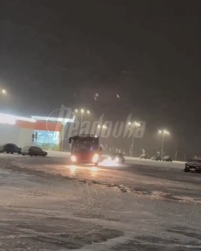 Пассажирский автобус устроил дрифт на парковке торгового центра во Владимире