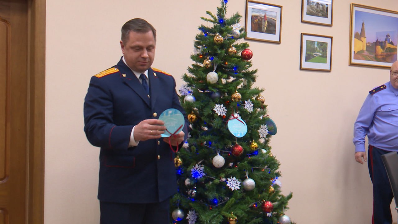 Сотрудники Следственного комитета приняли сегодня участие в акции "Елка желаний", которую проводит "Движение Первых" при поддержке Росмолодежи