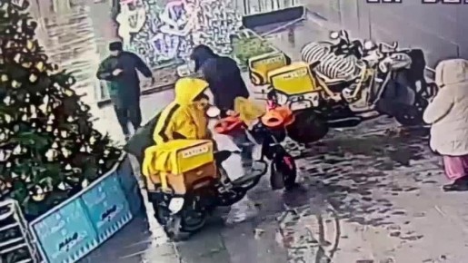 Подмосковная полиция ищет курьеров, перевозивших детей в закрытых термосумках на скутерах в Люберцах