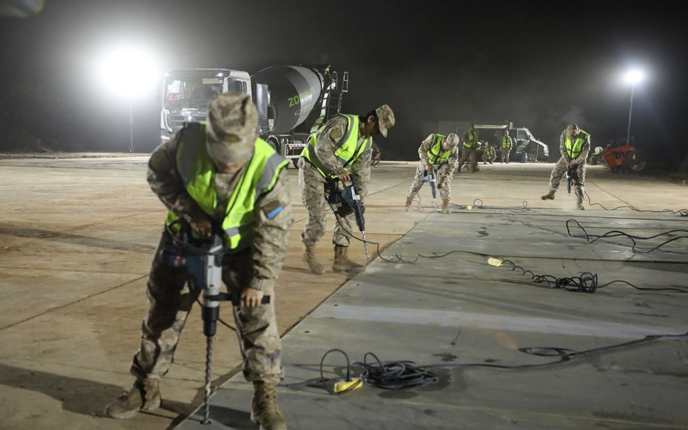 Восточное командование военно-воздушных сил НОАК на одном из аэродромов провело очередные учения по восстановлению в сжатые сроки «разрушенной» взлетно-посадочной полосы в результате бомбардировки условным противником и... Восточное командование военно-воздушных сил НОАК на одном из аэродромов провело очередные учения по восстановлению в сжатые сроки «разрушенной» взлетно-посадочной полосы в результате бомбардировки условным противником и...