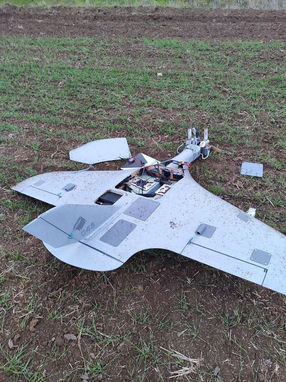 Неопознанный вид вражеского БПЛА был сбит нашими бойцами на Сумском направлении и передан на изучение инженерам Неопознанный вид вражеского БПЛА был сбит нашими бойцами на Сумском направлении и передан на изучение инженерам