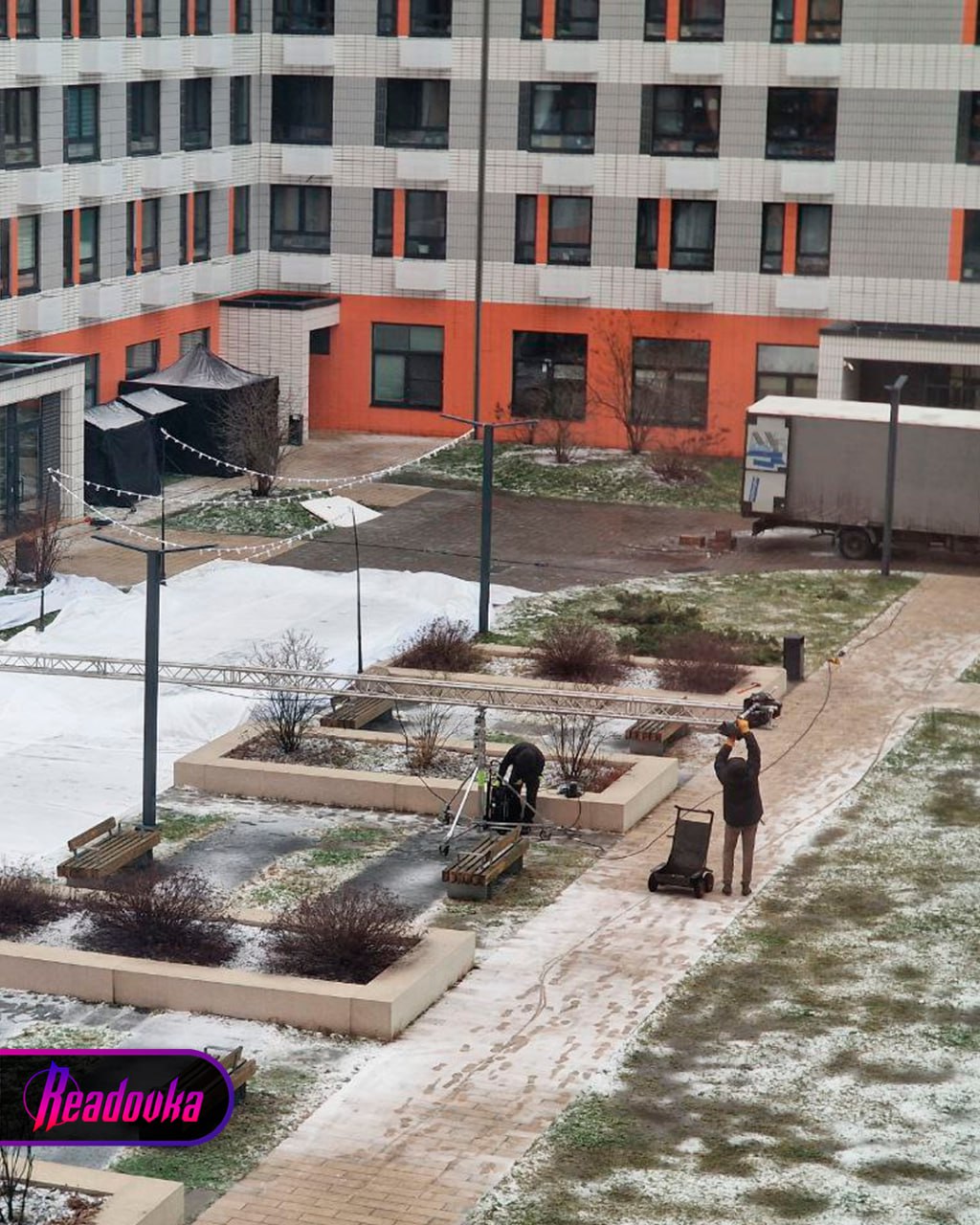 Снежные «рулоны» — в столичном ЖК навели новогоднюю атмосферу искусственно Снежные «рулоны» — в столичном ЖК навели новогоднюю атмосферу искусственно