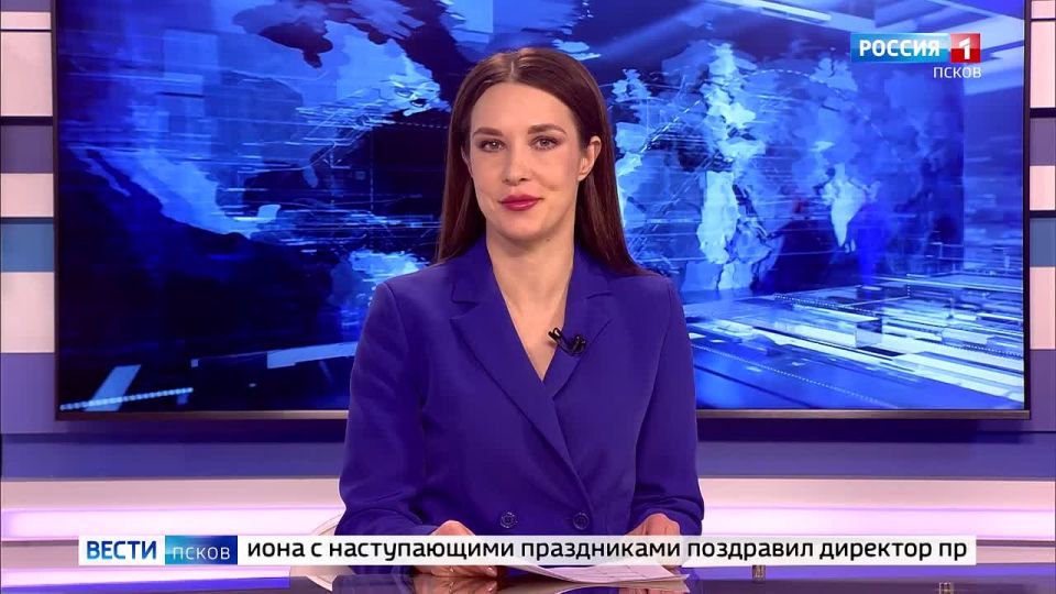 От всего коллектива Псковского хлебокомбината жителей региона с наступающими праздниками поздравил директор предприятия по производству Дмитрий Почернин: