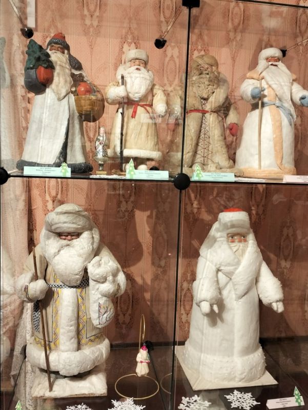 Выставка "Старый добрый Дед Мороз" открылась в музее-усадьбе Римского-Корсакова в Плюсском районе