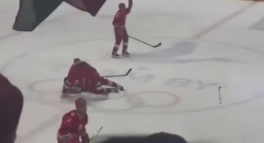 Не самый лучший хоккейный матч Лукашенко: сначала белорусского лидера сбил собственный одноклубник, а в итоге его команда не смогла обыграть сборную Брестской области