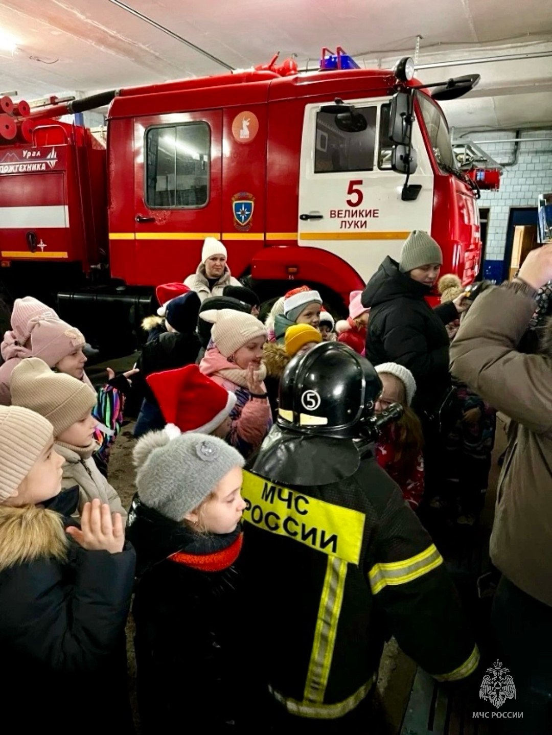 Школьники в гостях у великолукских пожарных Школьники в гостях у великолукских пожарных