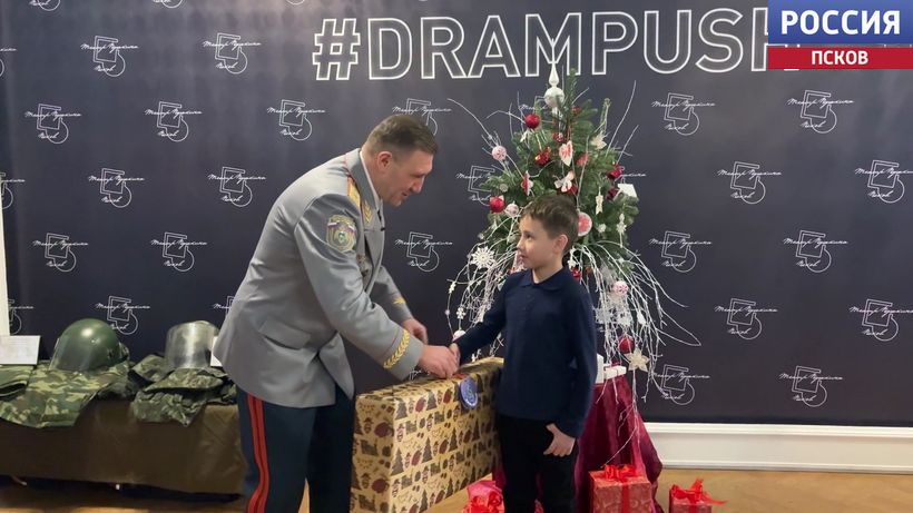 Начальник ГУ МЧС России по Псковской области Сергей Лаврухин принял участие в акции "Елка желаний"