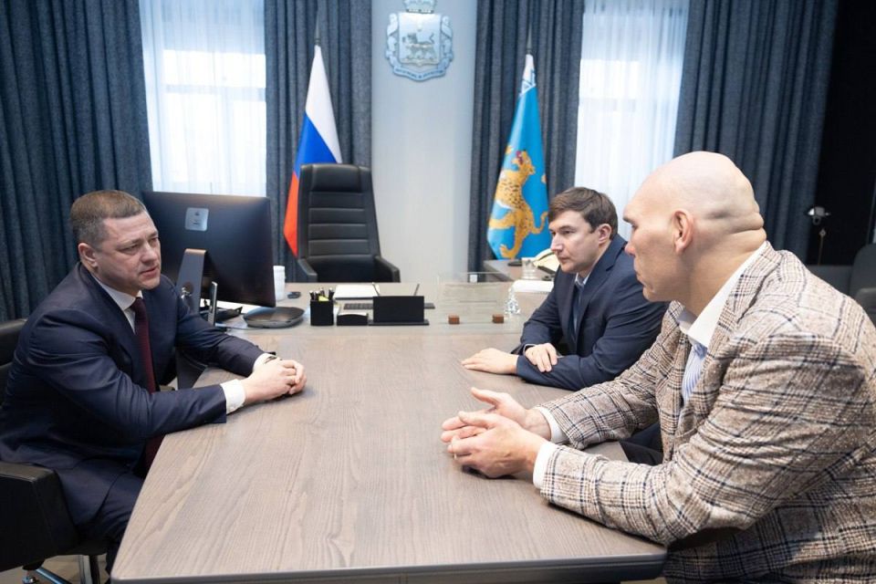 Михаил Ведерников: На рабочей встрече с депутатом Госдумы, заслуженным мастером спорта России Николаем ВАЛУЕВЫМ и сенатором РФ, заслуженным мастером спорта России Сергеем КАРЯКИНЫМ обсудили создание новых спортивных...