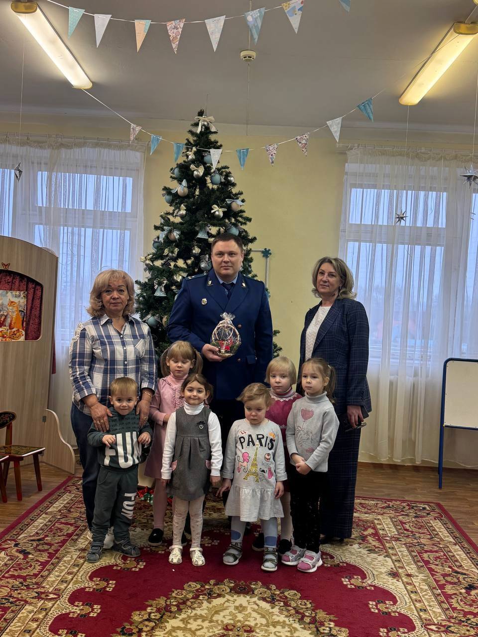 Прокурор города Великие Луки Александр Бутылин поздравил с наступающим Новым годом самых важных и мудрых жителей города - ветеранов Великолукского дома-интерната для престарелых и инвалидов, а также самых юных и...