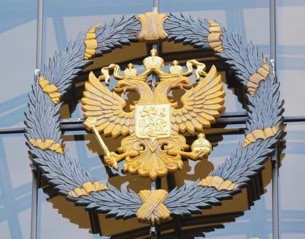 В России официально закрепили увенчание государственных символов крестами