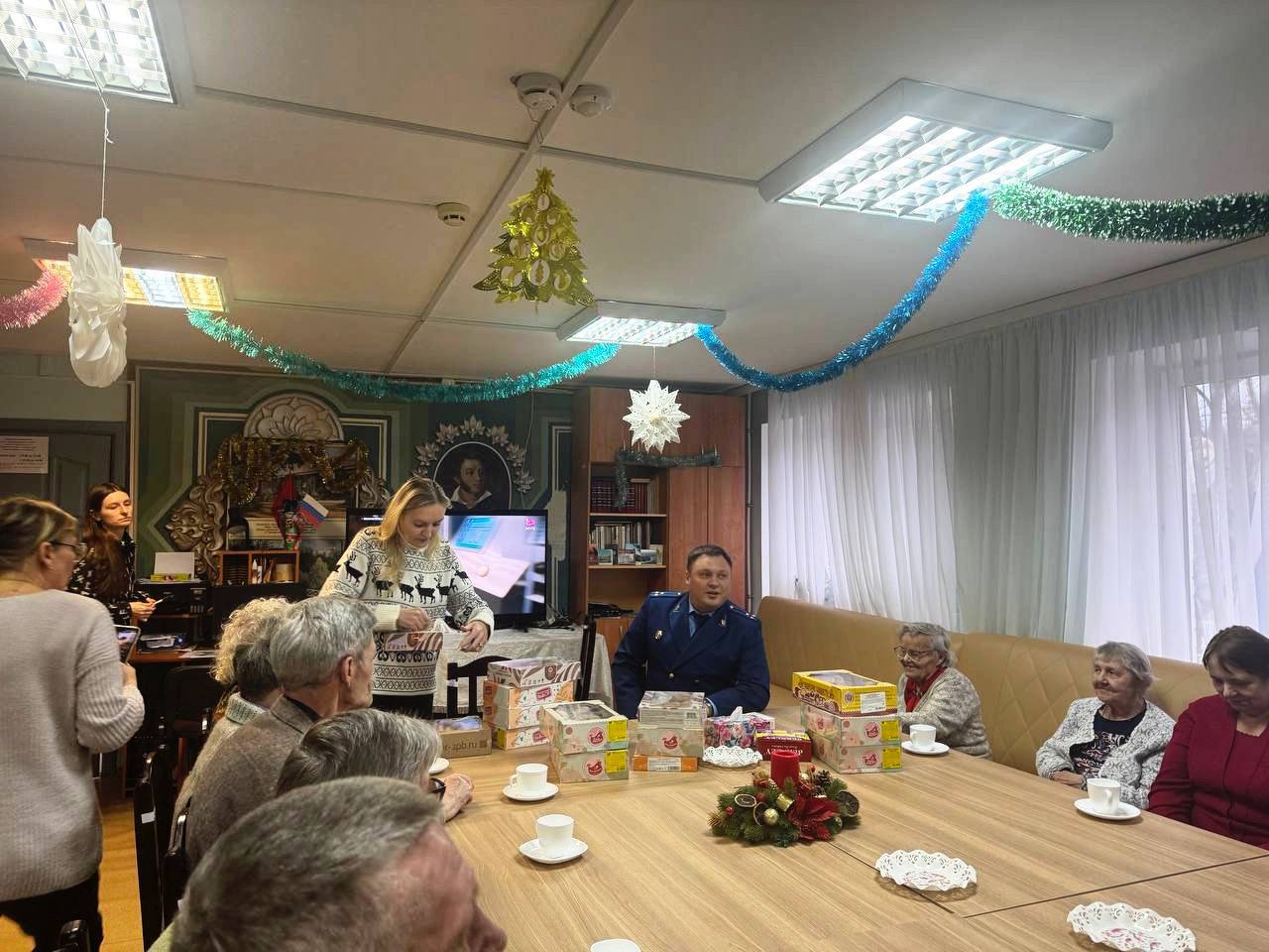 Прокурор города Великие Луки Александр Бутылин поздравил с наступающим Новым годом самых важных и мудрых жителей города - ветеранов Великолукского дома-интерната для престарелых и инвалидов, а также самых юных и... Прокурор города Великие Луки Александр Бутылин поздравил с наступающим Новым годом самых важных и мудрых жителей города - ветеранов Великолукского дома-интерната для престарелых и инвалидов, а также самых юных и...