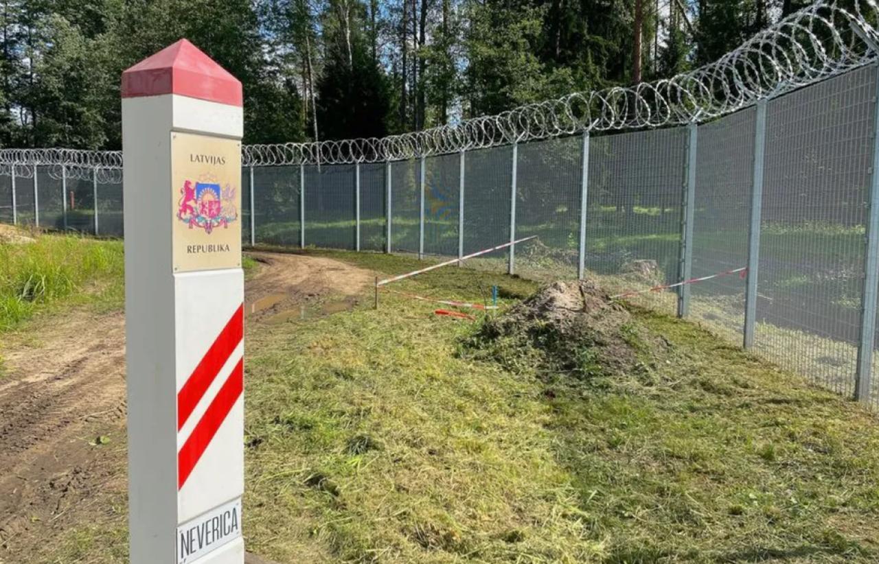 Латвия закончила строительство «символа изоляции» на границе с Россией