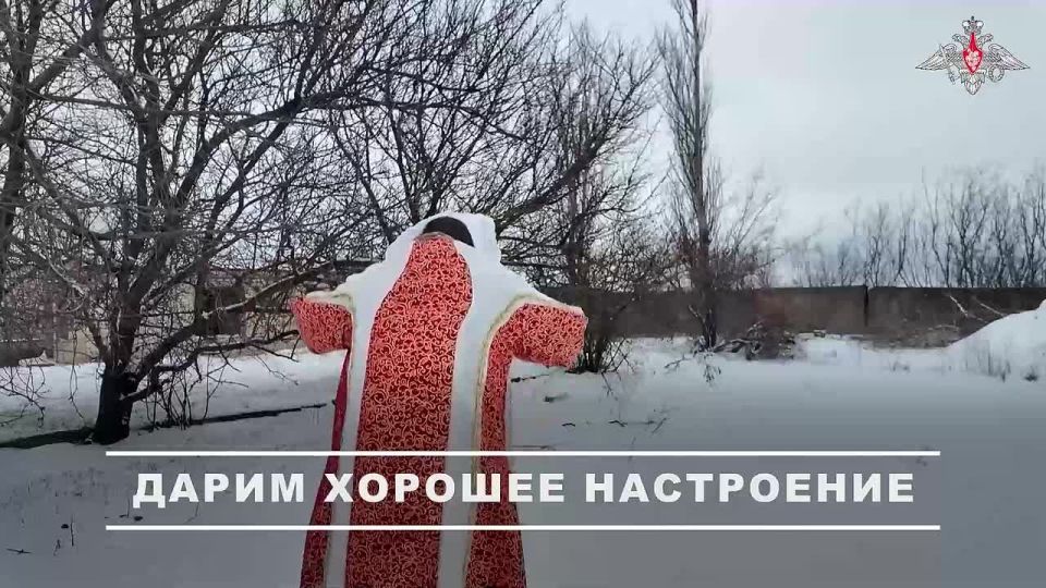 Наши военнослужащие поздравили с наступающим Новым годом жителей на освобожденных территориях ДНР и вручили им подарки