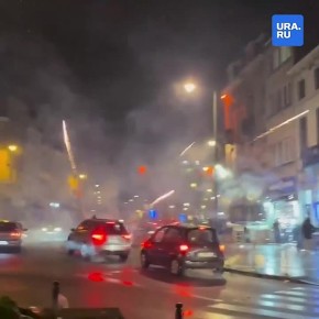 Петарды разлетаются по сторонам, а полиция пакует задержанных